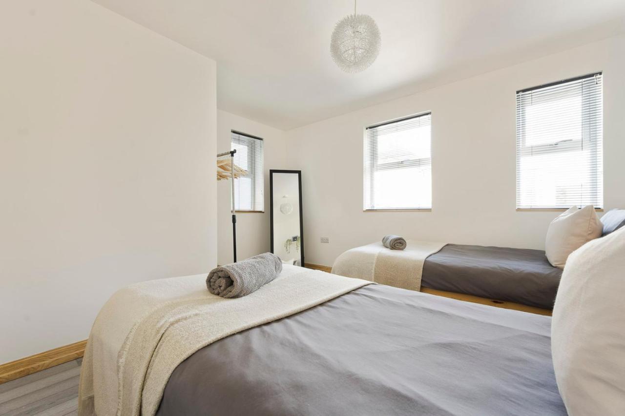 Spacious, Newly Renovated, Three Bedroom Town Centre Duplex Apartment With Free Parking, Sleeps Seven - Walking Distance To Beach Bournemouth Luaran gambar